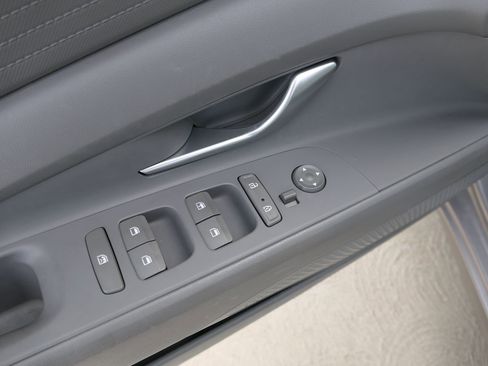 Used 2023 Hyundai Elantra SE image 13