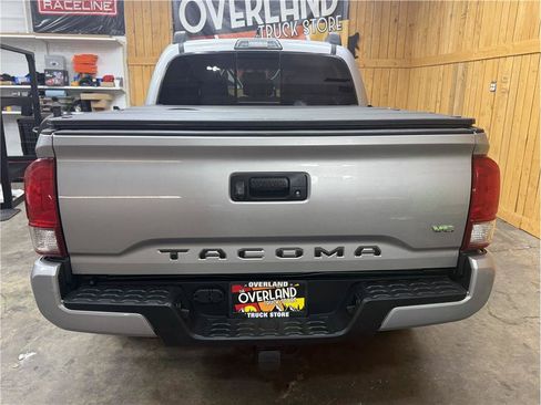 Used 2017 Toyota Tacoma TRD Off-Road AWD/4WD image 8