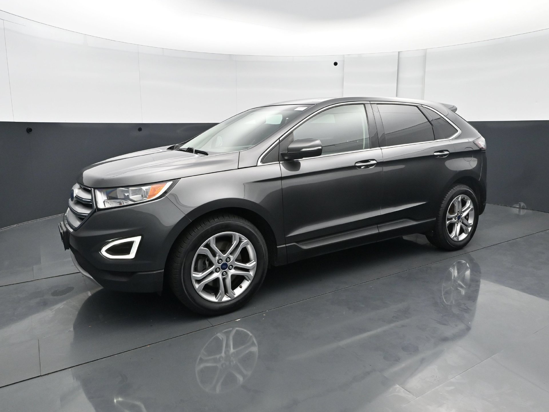 Used 2015 Ford Edge Titanium w/ Equipment Group 301A AWD/4WD image 2