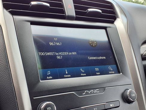 Used 2020 Ford Fusion SE FWD image 11