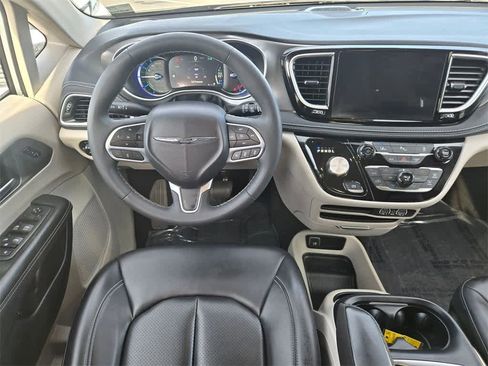 Used 2023 Chrysler Pacifica Touring-L image 10
