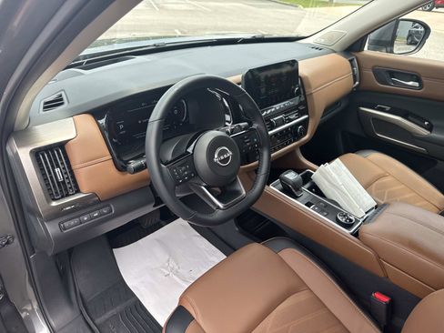 Used 2025 Nissan Pathfinder Platinum AWD/4WD image 23