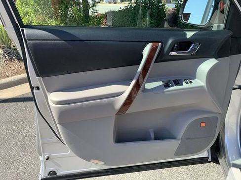 Used 2013 Toyota Highlander Limited FWD image 17