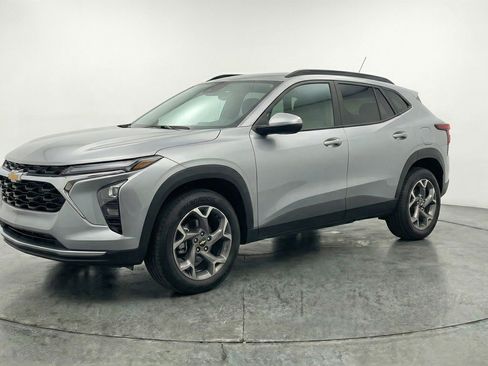 Used 2025 Chevrolet Trax LT w/ LT Convenience Package FWD image 2