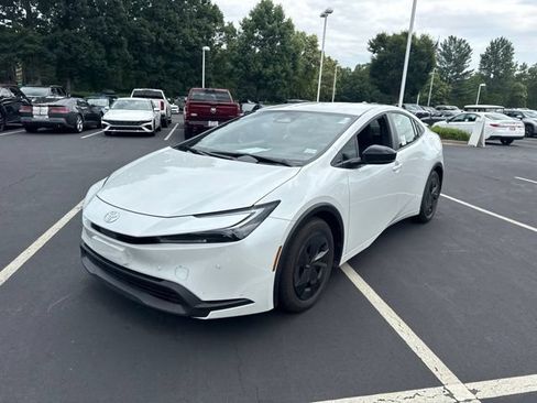 Used 2025 Toyota Prius LE FWD image 9