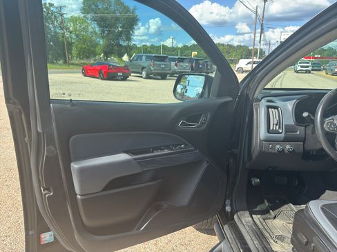Used 2022 Chevrolet Colorado Z71 w/ Trail Boss Package AWD/4WD image 15
