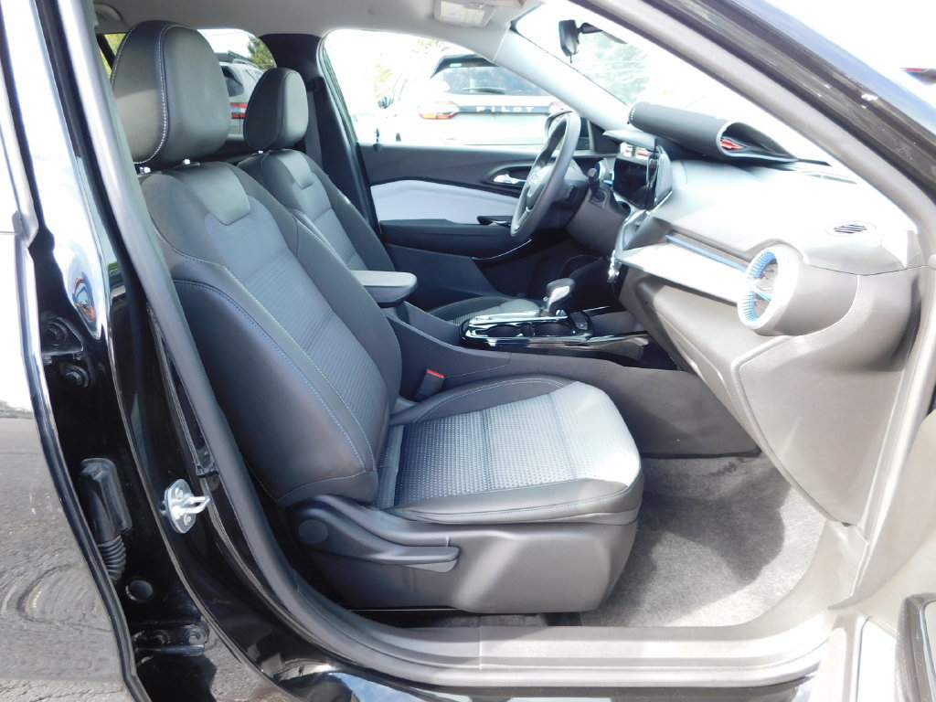 Used 2025 Chevrolet Trax LT FWD image 16