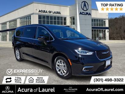 Used 2025 Chrysler Pacifica Select