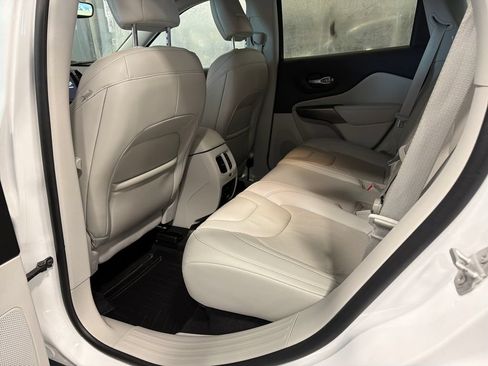 Used 2019 Jeep Cherokee Limited AWD/4WD image 16