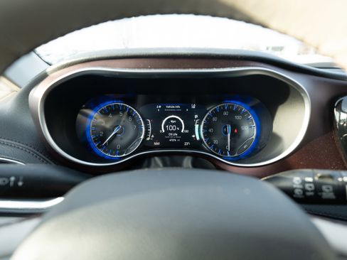 Used 2020 Chrysler Pacifica Limited w/ Advanced Safetytec Group image 16