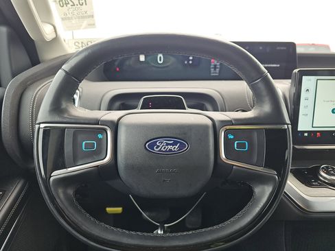 Used 2025 Ford Expedition Platinum image 10