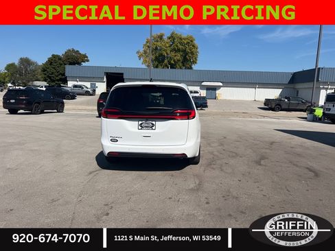 New 2026 Chrysler Pacifica Select image 15