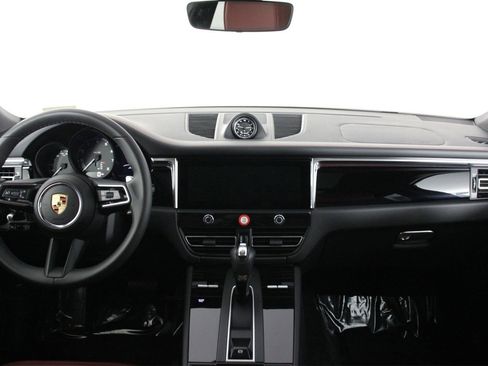Used 2025 Porsche Macan image 11