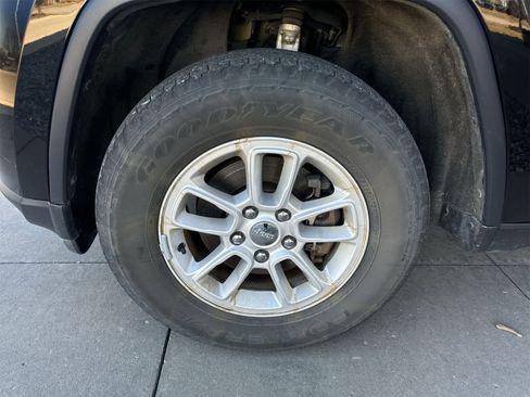 Certified 2020 Jeep Grand Cherokee Laredo image 14