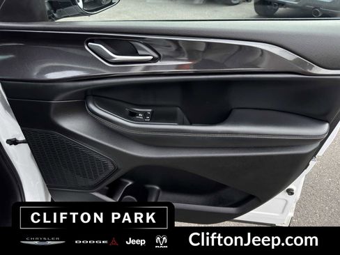 Used 2023 Jeep Grand Cherokee Altitude image 15