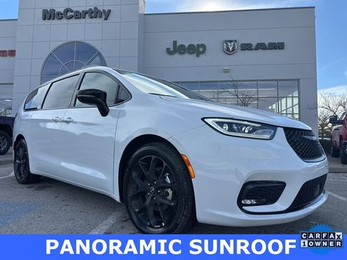 Used 2025 Chrysler Pacifica Limited image 1