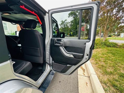 Used 2018 Jeep Wrangler Unlimited Sahara w/ Connectivity Group AWD/4WD image 27