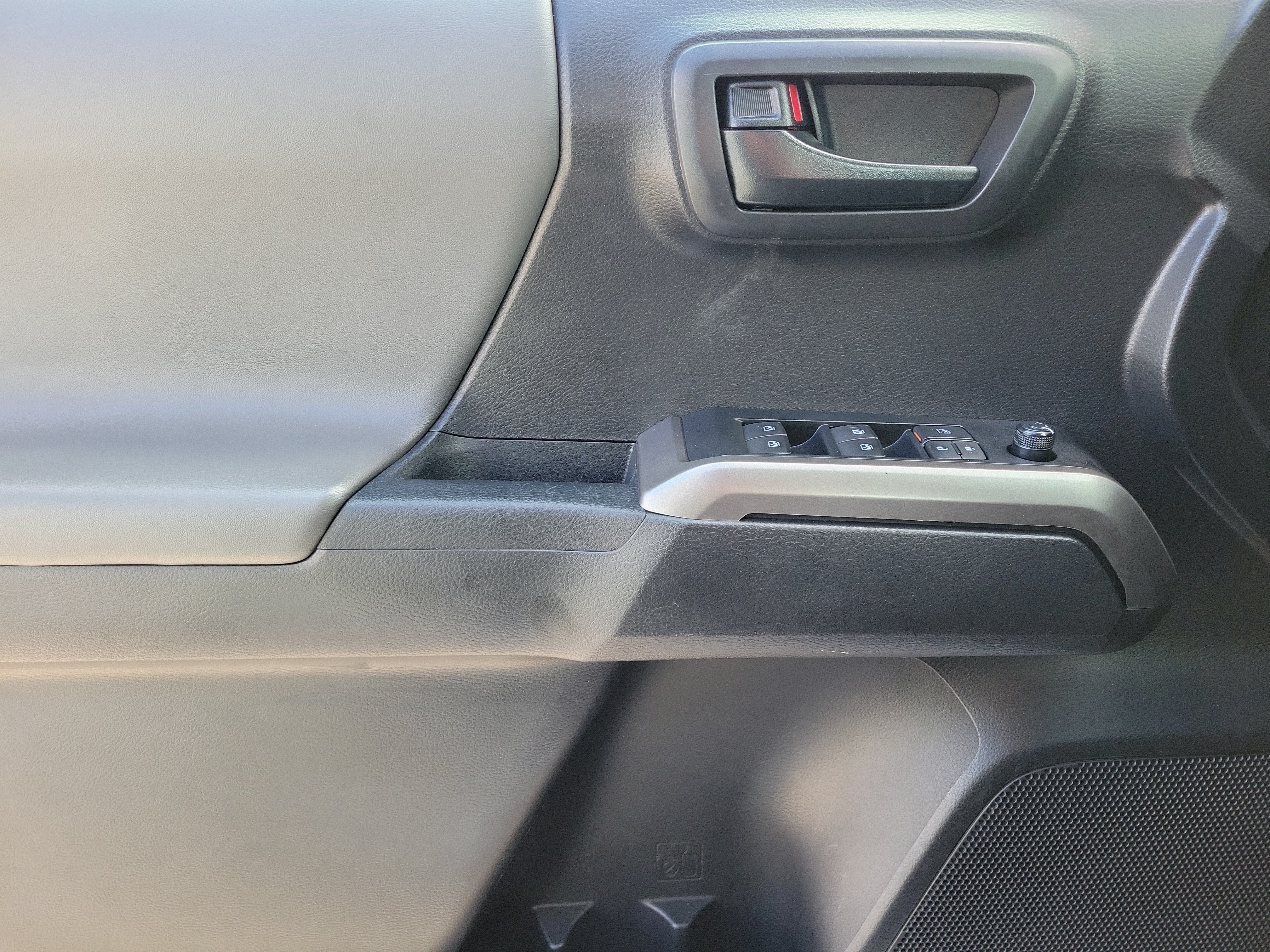 Used 2022 Toyota Tacoma SR5 w/ Technology Package RWD image 19