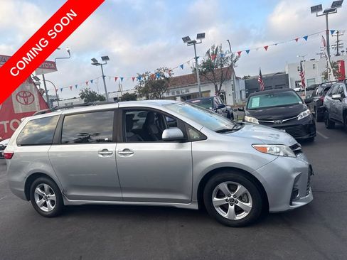 Used 2020 Toyota Sienna LE w/ Carpet Mat Package FWD image 3