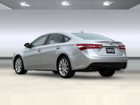 Used 2013 Toyota Avalon Limited w/ Technology Pkg FWD image 3