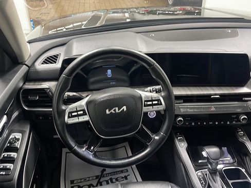 Used 2024 Kia Telluride EX w/ EX Captain's Chair Package AWD/4WD image 3