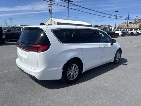 Used 2024 Chrysler Pacifica Touring-L FWD image 3