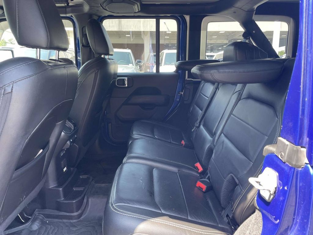 Used 2018 Jeep Wrangler Unlimited Sahara AWD/4WD image 17