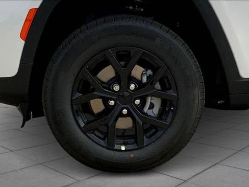 Used 2024 Jeep Grand Cherokee Altitude image 12