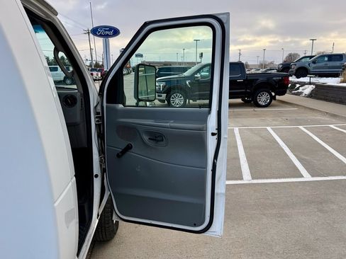 Used 2011 Ford E-450 and Econoline 450 Super Duty image 17