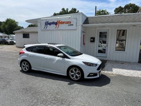 Used 2017 Ford Focus ST w/ Equipment Group 402A FWD image 1