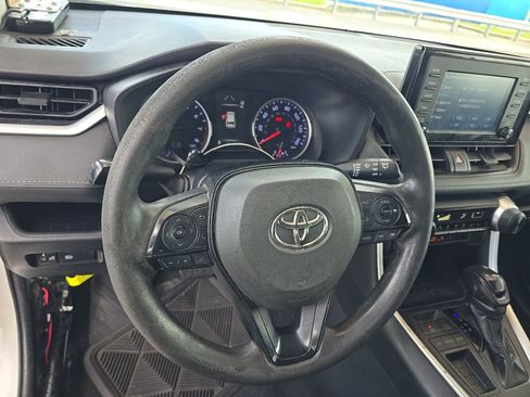 Used 2019 Toyota RAV4 LE FWD image 11