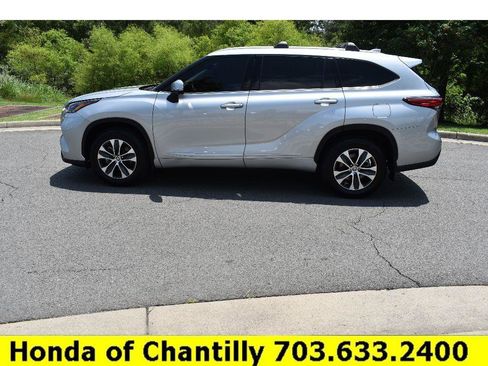 Used 2022 Toyota Highlander XLE AWD/4WD image 4