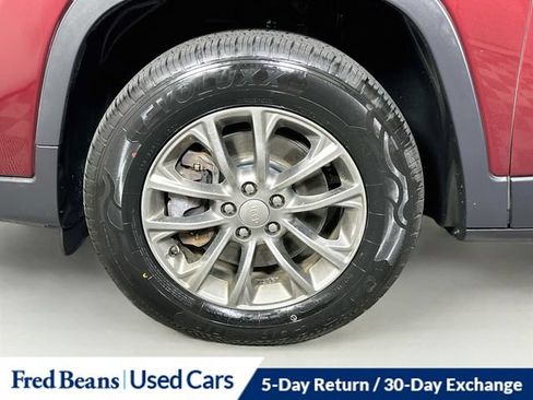Used 2019 Jeep Cherokee Latitude Plus w/ Cold Weather Group AWD/4WD image 37