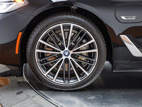 Certified 2023 BMW 530e w/ Convenience Package image 12
