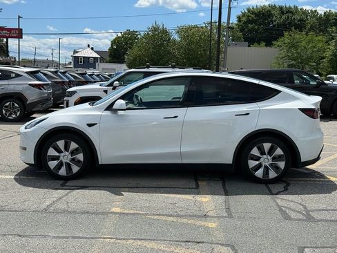 Used 2022 Tesla Model Y Long Range AWD/4WD image 2