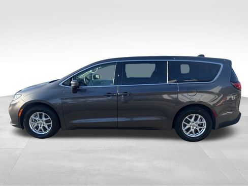Used 2023 Chrysler Pacifica Touring-L image 2