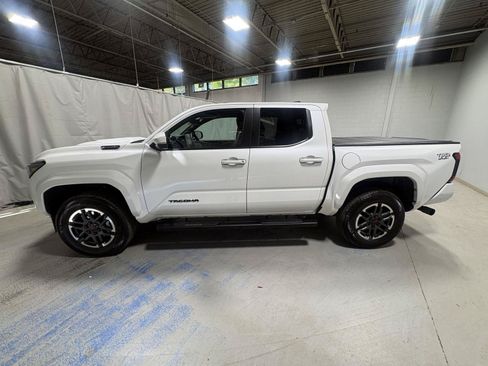 Used 2024 Toyota Tacoma TRD Sport w/ TRD Sport Premium Package AWD/4WD image 19