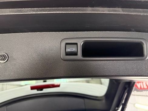 Used 2022 Toyota Highlander XLE AWD/4WD image 10
