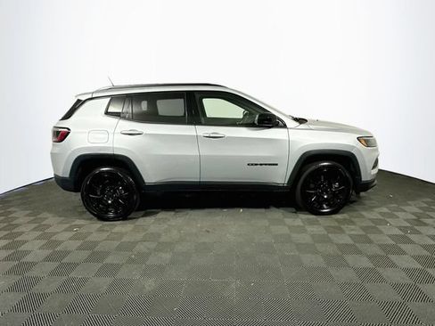 Used 2025 Jeep Compass Latitude w/ Convenience Group AWD/4WD image 9