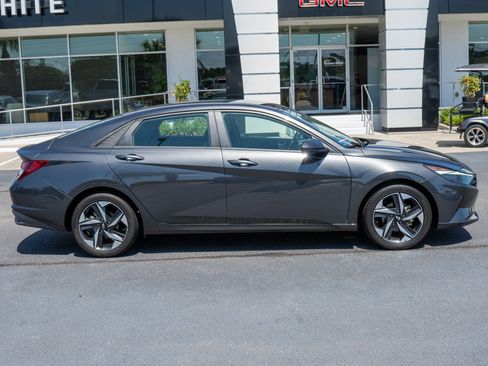 Used 2023 Hyundai Elantra SEL w/ Convenience Package FWD image 2