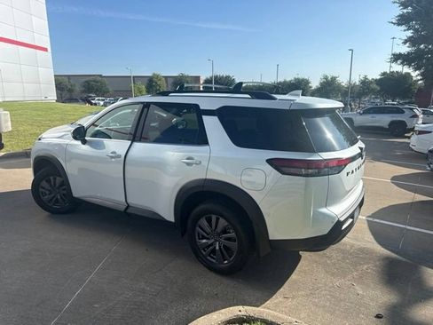 Used 2025 Nissan Pathfinder SV w/ Lighting Package (N92) FWD image 4