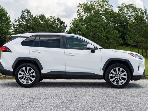 Used 2020 Toyota RAV4 XLE Premium image 7