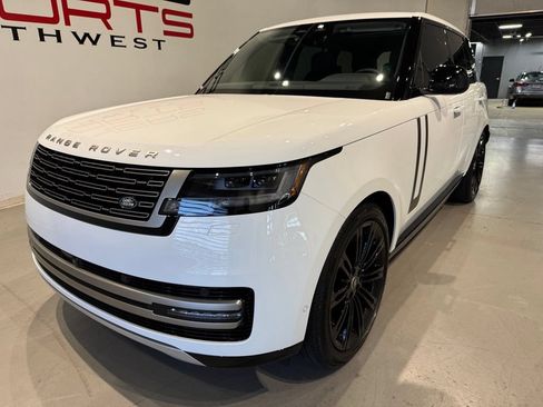 Used 2025 Land Rover Range Rover SE AWD/4WD image 2