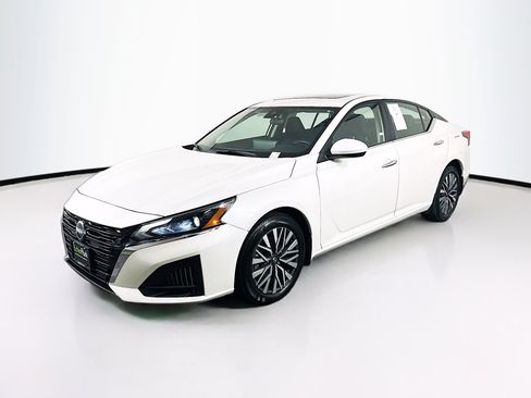 Used 2024 Nissan Altima 2.5 SV w/ SV Premium Package FWD image 3