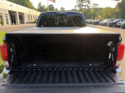 Used 2018 Toyota Tacoma SR5 AWD/4WD image 26