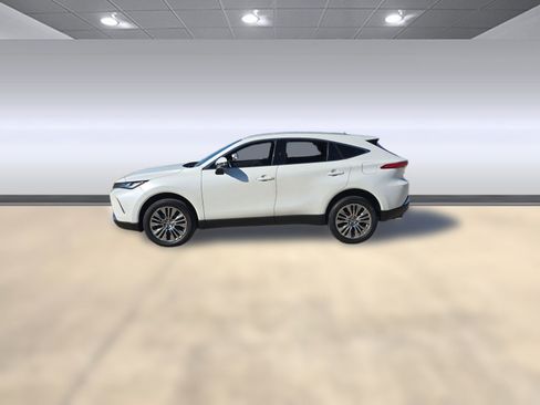 Used 2023 Toyota Venza Limited image 2