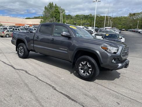 Used 2018 Toyota Tacoma TRD Off-Road w/ Technology Package AWD/4WD image 6