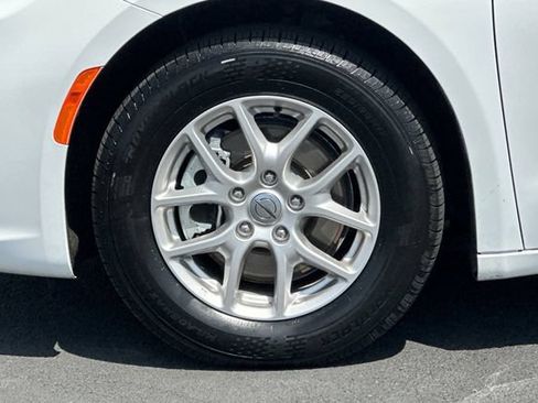 Used 2024 Chrysler Pacifica Touring-L FWD image 31