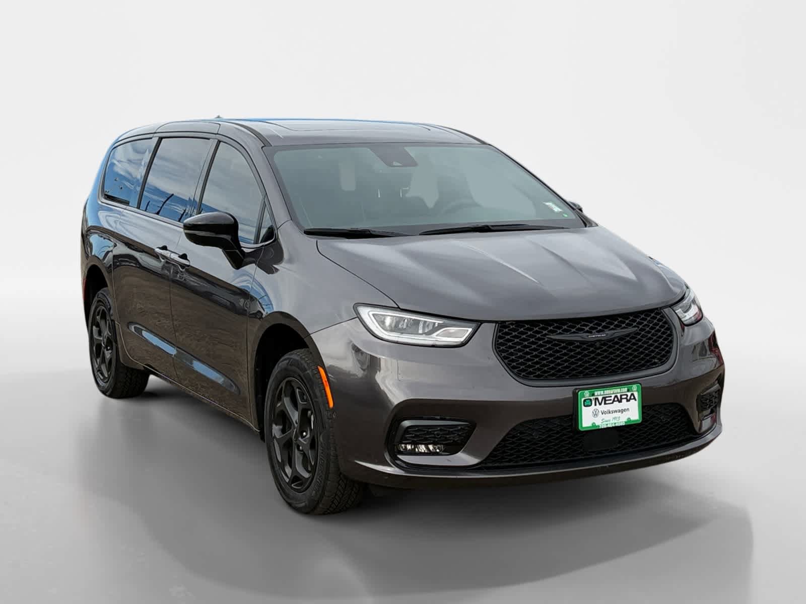 Used 2023 Chrysler Pacifica Limited w/ Uconnect Theater Family Group FWD image 13