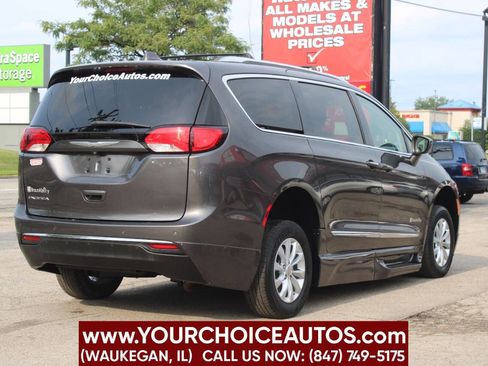Used 2018 Chrysler Pacifica Touring-L image 6
